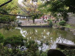 慰霊堂側の日本庭園